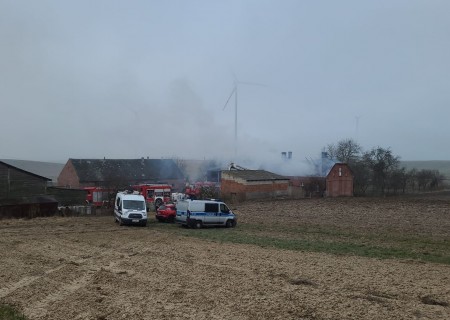 Tczew - Dziesięć zastępów straży gasi pożar w Tymawie
