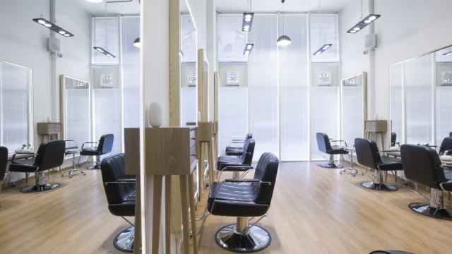 Tczew - Jak wyposażyć salon fryzjerski - dlaczego wygodny oraz zdolny do regulacji fotel jest kluczowym elementem?