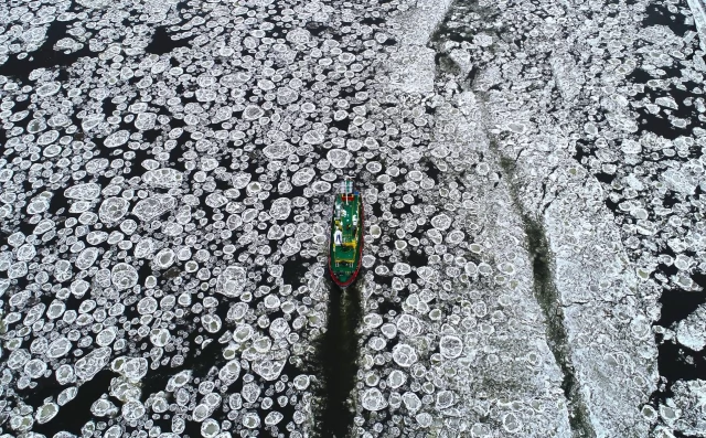 Tczew - Lodołamacze dotarły do Tczewa