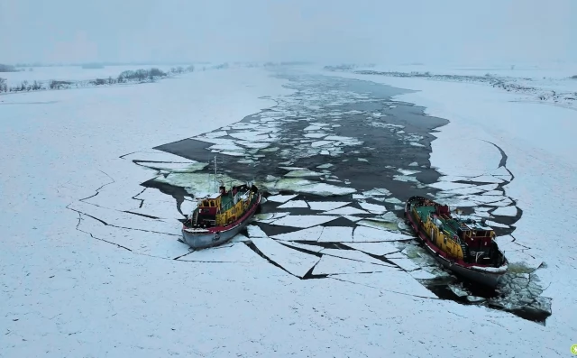 Tczew - Lodołamacze wciąż operują w okolicy Tczewa. "Nie ma zagrożenia powodziowego"