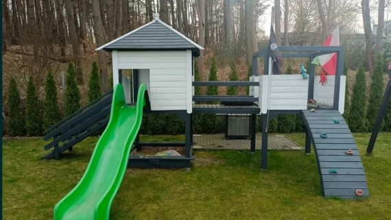 Tczew - Plac zabaw domek dla dzieci - - - solidne drzewo i wy