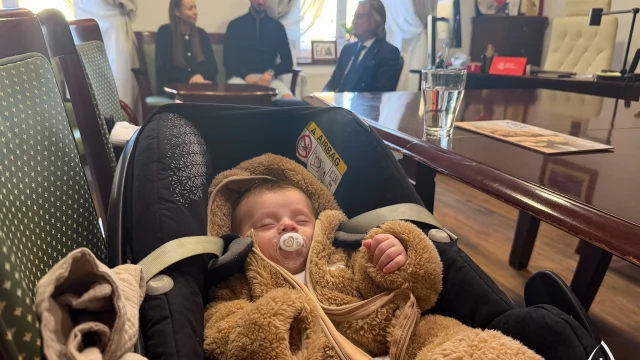 Tczew - Mały Julek bardzo spieszył się na świat. Urodził się w samochodzie przed dworcem