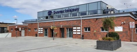 Tczew - Parkowanie przed dworcem PKP. Dlaczego nikt nie reaguje?