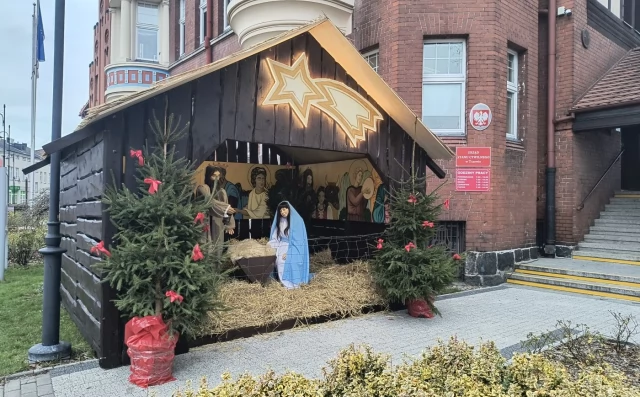 Tczew - Przed ratuszem stanęła szopka bożonarodzeniowa