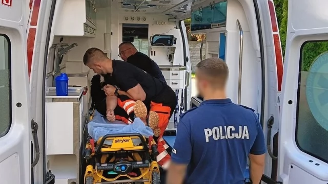Tczew - Policjanci szkolili ratowników medycznych z zasad bezpieczeństwa i samoobrony