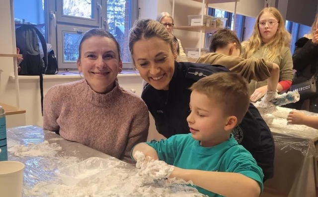 Tczew - "Jak powstaje śnieg?" - zajęcia w Fabryce Sztuk o bezpiecznych feriach