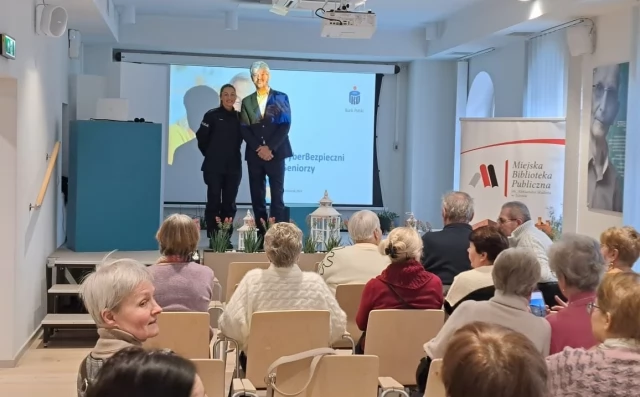 Tczew - Seniorzy rozmawiali o bezpieczeństwie. Spotkanie o oszustwach w Miejskiej Bibliotece Publicznej w Tczewie