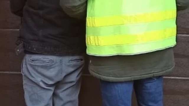 Tczew - Mercedes uderzył w słup. Kierujący tłumaczył, że to nie on prowadził - alkomat rozwiał wątpliwości