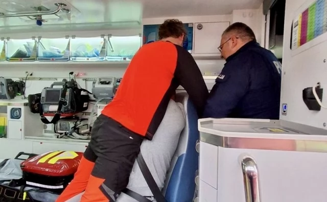 Tczew - Ratownicy medyczni szkolili się z bezpieczeństwa. Policjanci z Tczewa pokazali, jak reagować na agresję