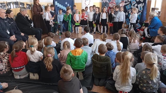 Tczew - Policjanci uczą jak zadbać o siebie zimą