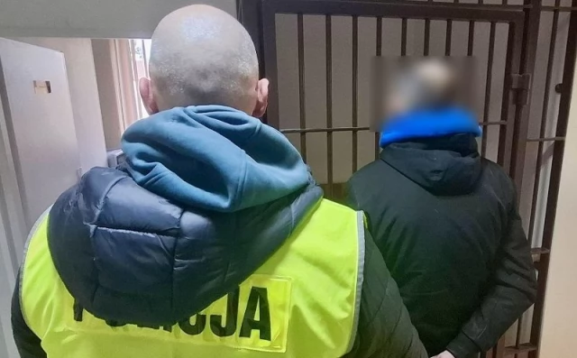 Tczew - Uszkodzili elewację szkoły, bo "chcieli coś znaleźć" w styropianie