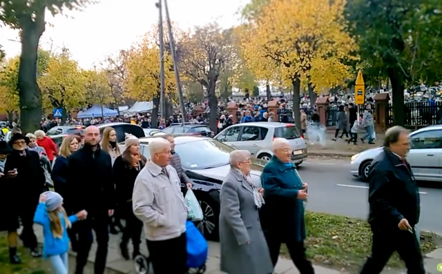 Tczew - Wszystkich Świętych - tczewianie wyruszają na cmentarze