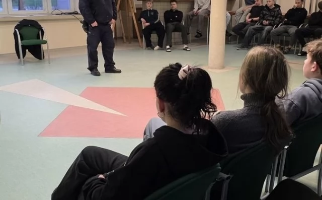 Tczew - Dzielnicowy spotkał się z młodzieżą w internacie. Rozmawiali o uzależnieniach i odpowiedzialności prawnej