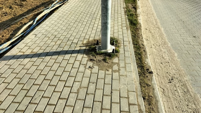 Tczew - Pomniejszone chodniki przez lampy w Rokitkach