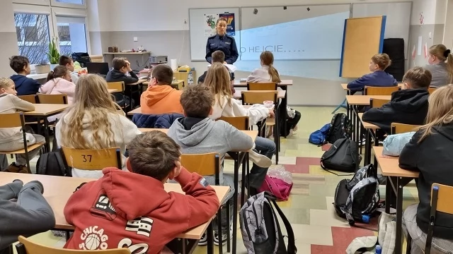 Tczew - Bezpieczny nastolatek w sieci - policjantka spotkała się z uczniami SP nr 4