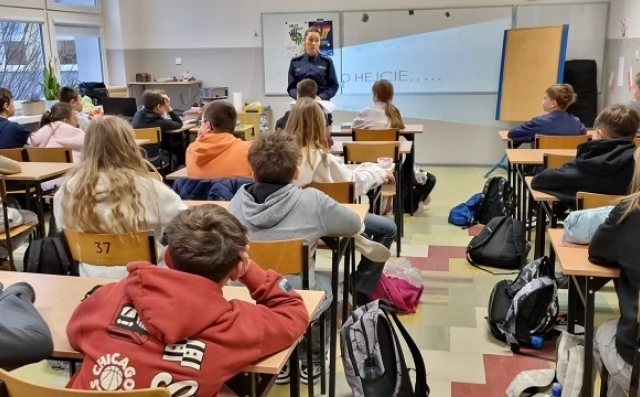 Tczew - Bezpieczny nastolatek w sieci - policjantka spotkała się z uczniami SP nr 4