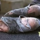 Tczew - Młody mężczyzna mieszka na klatce schodowej. Gdzie są odpowiednie służby?