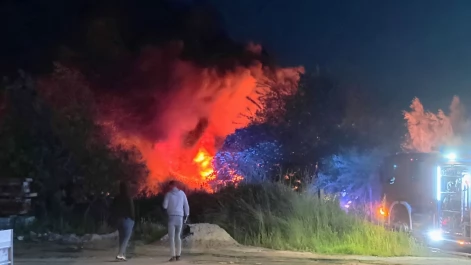 Tczew - Kłęby czarnego dymu nad Tczewem - trwa akcja gaśnicza