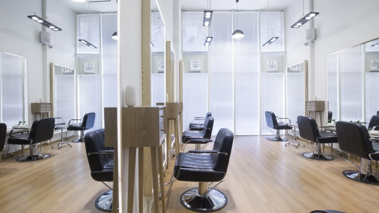 Jak wyposażyć salon fryzjerski - dlaczego wygodny oraz zdolny do regulacji fotel jest kluczowym elementem?