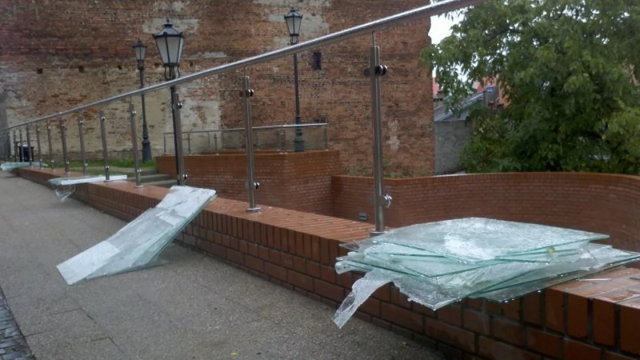 Wandale zdemolowali amfiteatr na Rybackiej. Wytłukli 20 szyb