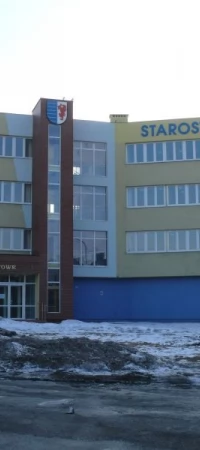 Na razie parking przed nową siedzibą starostwa jest jeszcze pusty