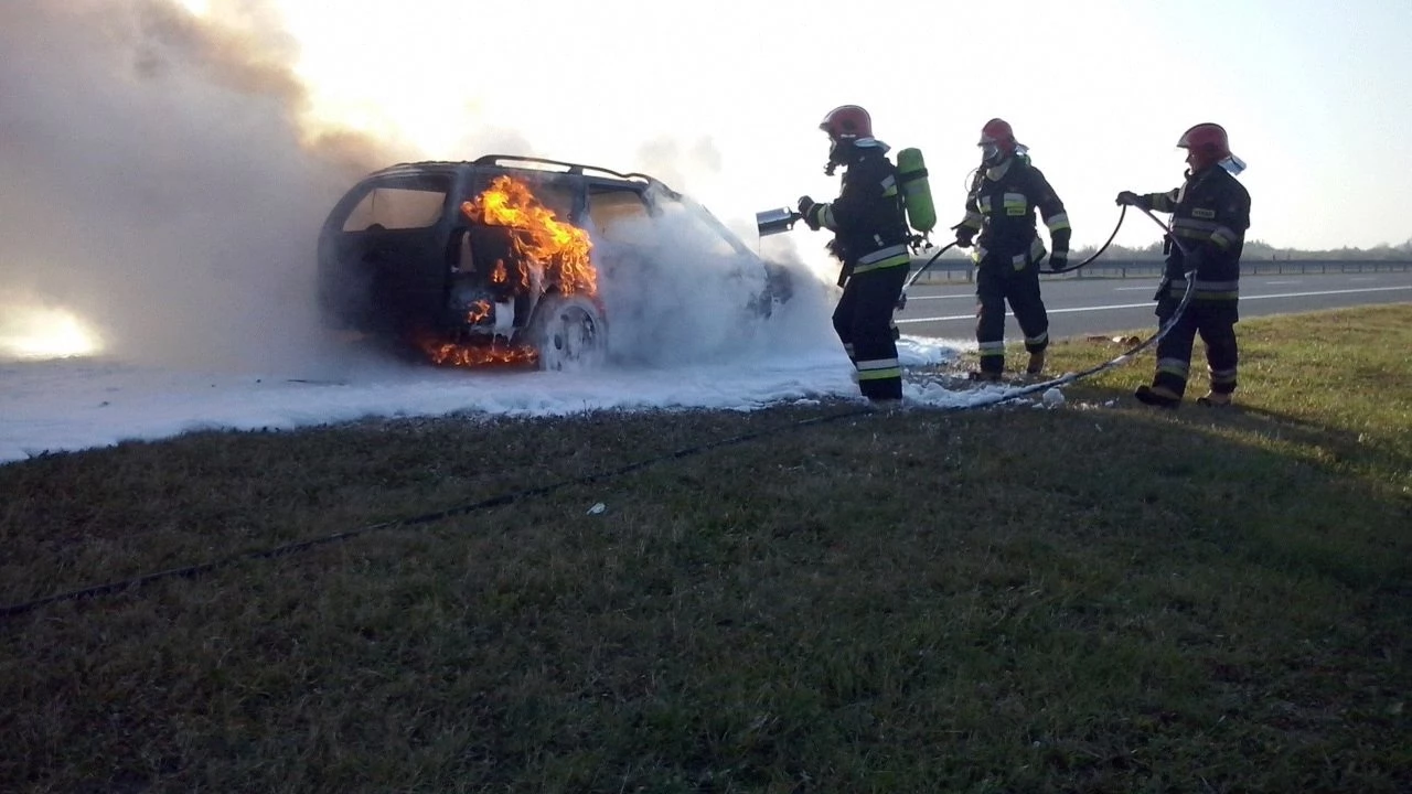 A1. Auto stanęło w płomieniach