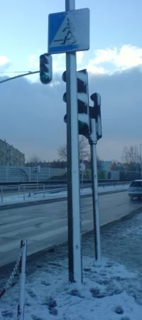 Zima daje się we znaki kierującym - na drogach wciąż ślisko