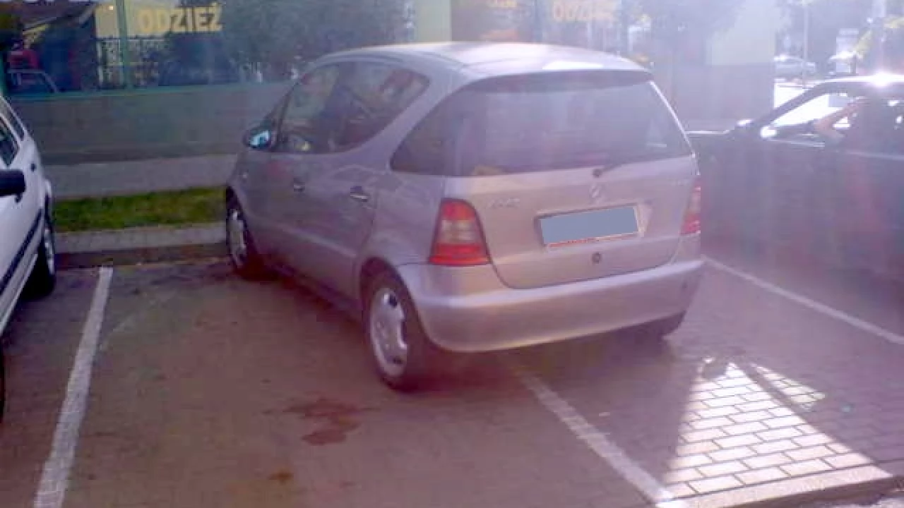 Parkowanie pomysłowego kierowcy Mercedesa