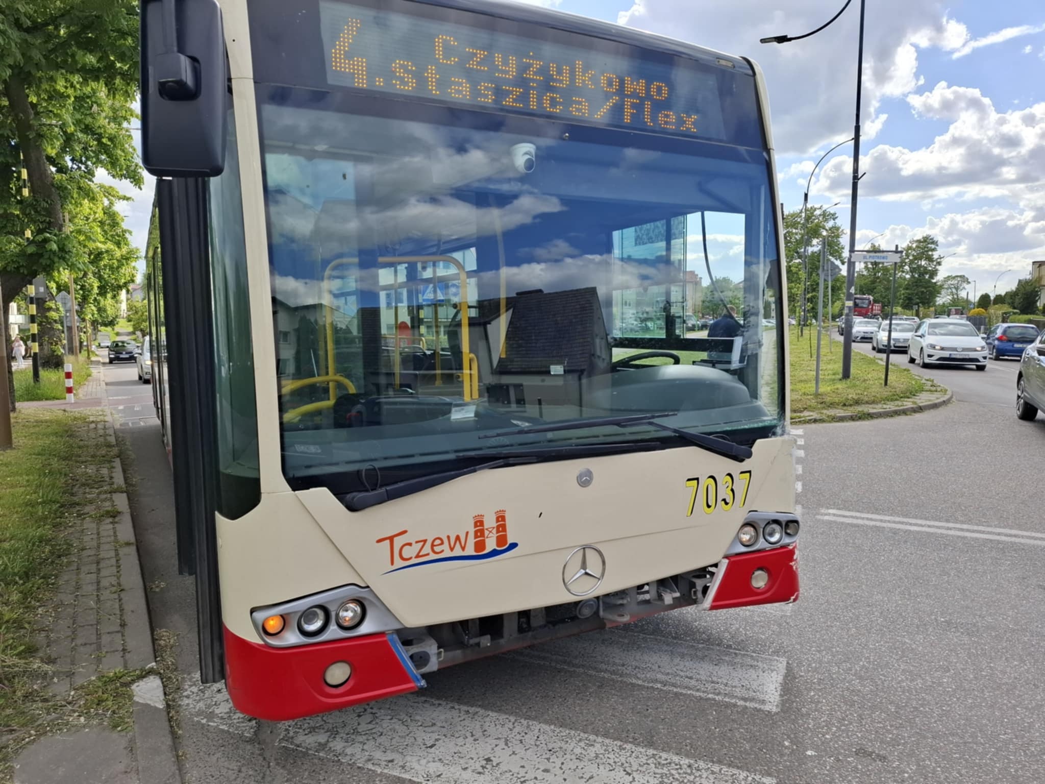 Kolizja autobusu i wypadek w Czarlinie - Aktualności