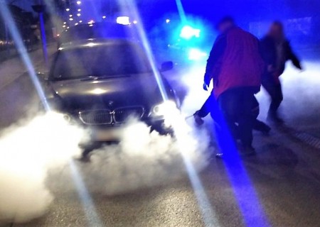 Tczew - Policjanci zauważyli dym i płomienie - natychmiast zatrzymali auto (WIDEO)