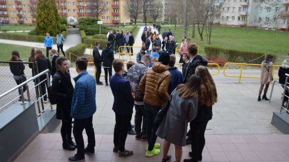 Tczew - W cieniu strajku ruszyły egzaminy gimnazjalne