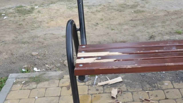 Tczew - Po sobotniej imprezie poniszczyli nowe ławki