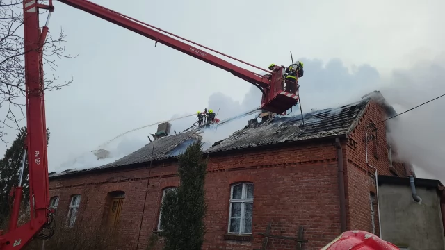 Tczew - Dziesięć zastępów straży gasi pożar w Tymawie