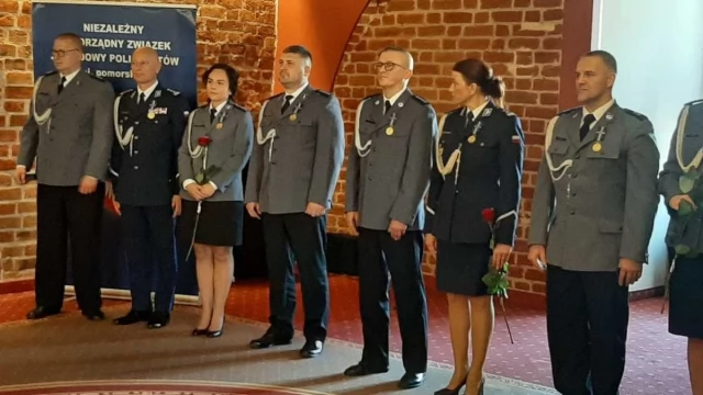 Tczew - Tczewscy policjanci z medalami 30-lecia powstania NSZZ