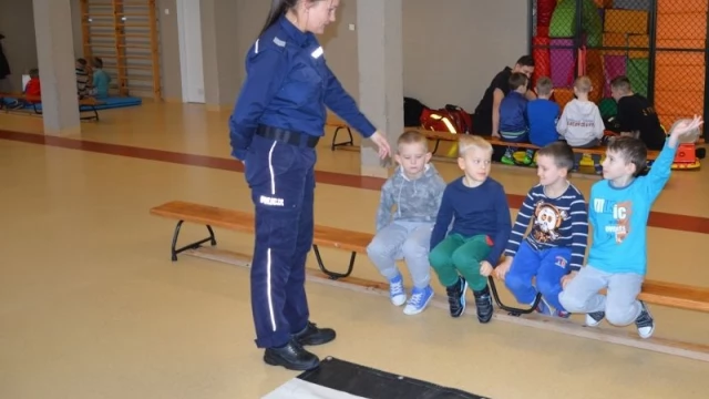 Tczew - Policjantki spotkały się z pierwszakami ze Swarożyna