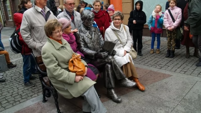 Tczew - Na Starym Mieście stanęła ławeczka z wizerunkiem Romana Landowskiego