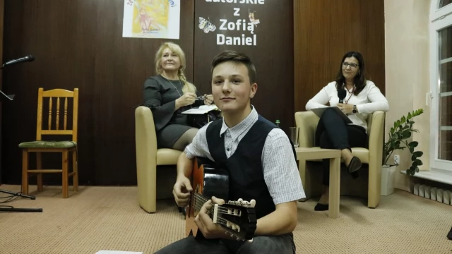 Tczew - Co kryje się "za tęczowymi drzwiami"? Promocja tomiku poetyckiego Zofii Daniel w tczewskiej bibliotece