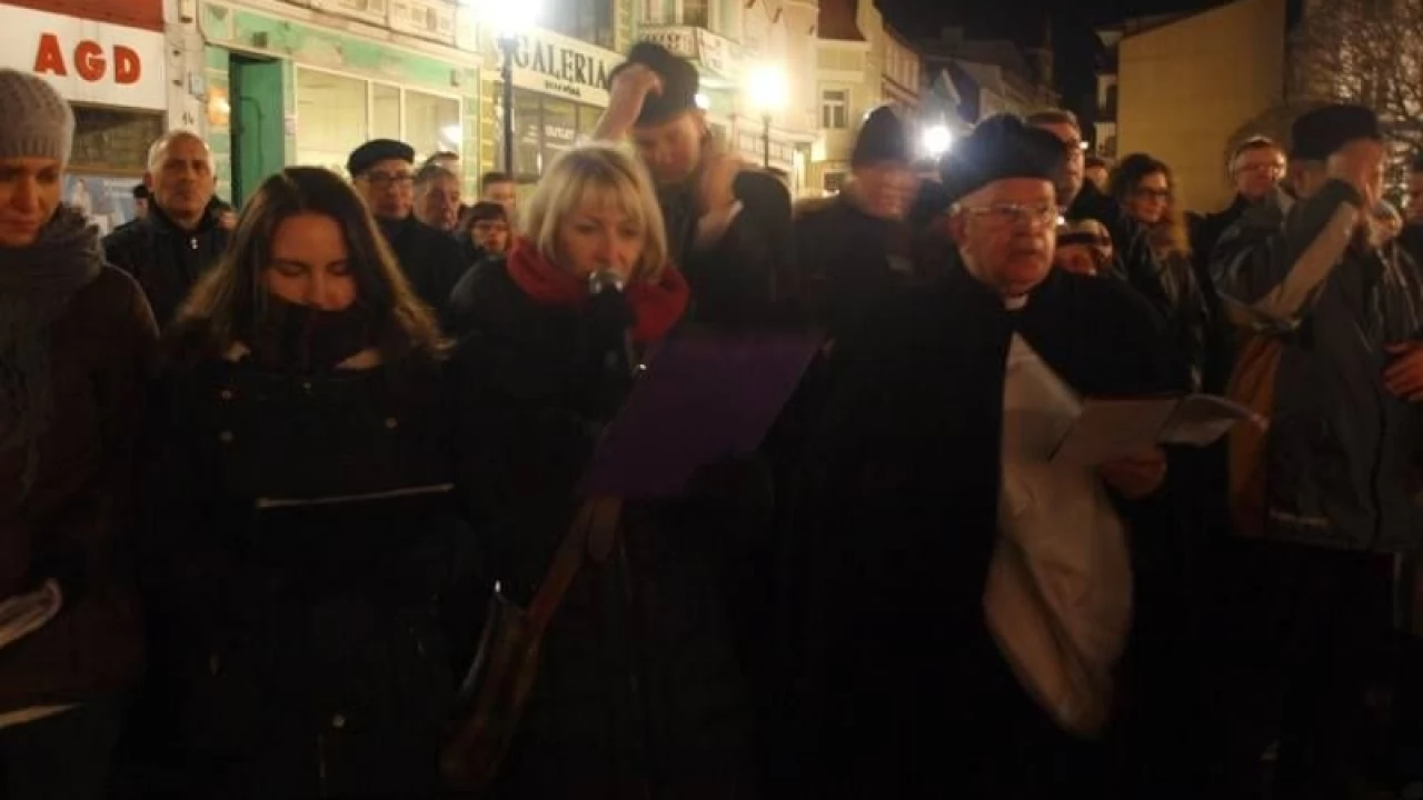 Tczew - Droga krzyżowa na Starym Mieście. Tłumy tczewian na ulicach