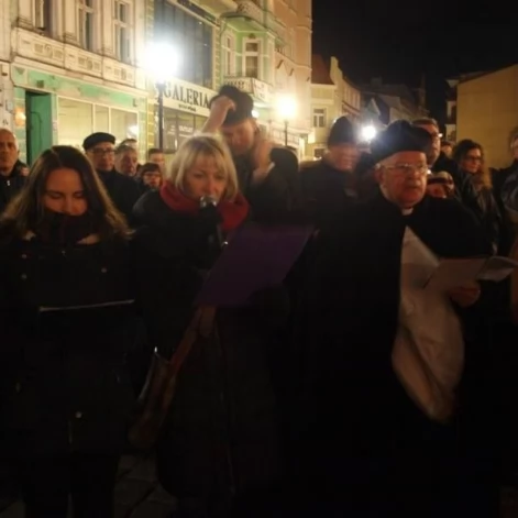 Tczew - Droga krzyżowa na Starym Mieście. Tłumy tczewian na ulicach