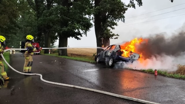 Tczew - Osobówka stanęła w płomieniach, dwie osoby w szpitalu