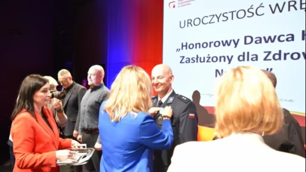 Tczew - Policjant z Tczewa w gronie zasłużonych krwiodawców. Niezwykłe wyróżnienie za pomoc innym