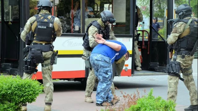 Tczew - Atak terrorystyczny na autobus - negocjacje przed ratuszem