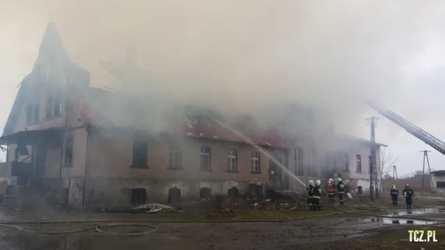 Tczew - Olbrzymi pożar w Swarożynie. Płonie stara gorzelnia