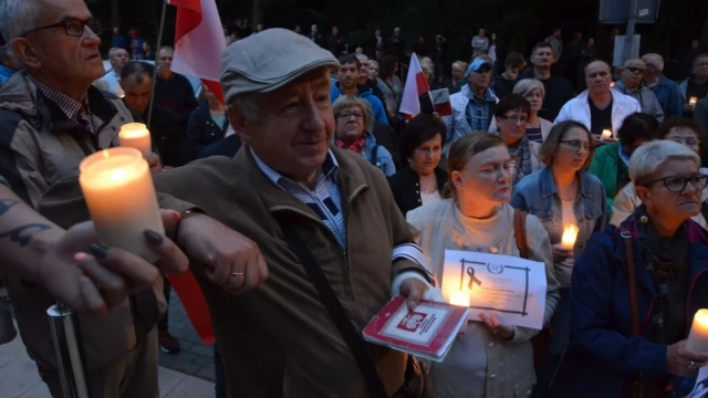 Tczew - Łańcuch światła z Tczewa w obronie niezależnych sądów 