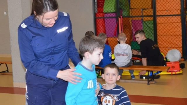 Tczew - Policjantki spotkały się z pierwszakami ze Swarożyna