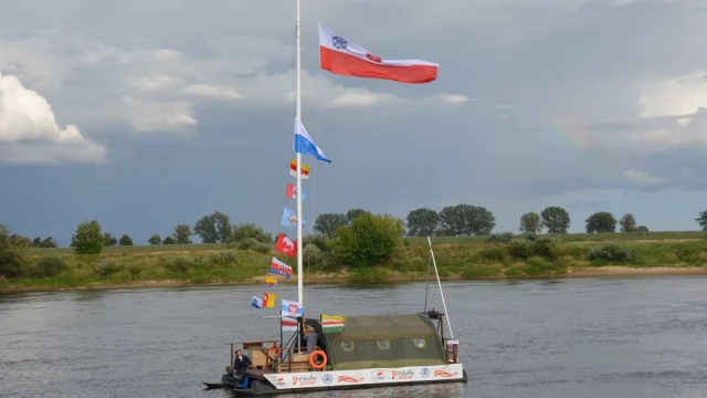 Tczew - Na stulecie niepodległości płyną tratwą z Wyszkowa do Gdańska