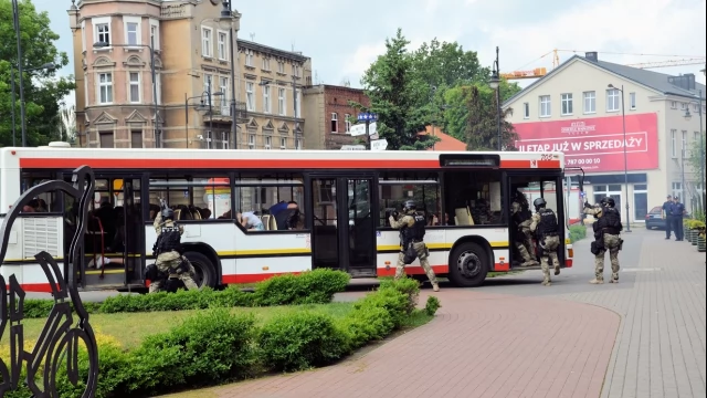Tczew - Atak terrorystyczny na autobus - negocjacje przed ratuszem