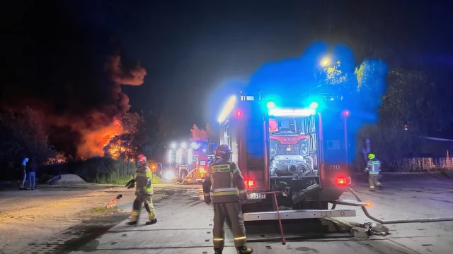 Tczew - Kłęby czarnego dymu nad Tczewem - trwa akcja gaśnicza