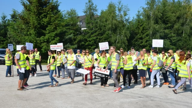 Tczew - Pracownicy inspekcji weterynaryjnej zablokowali dk 22. Walczą o godne płace