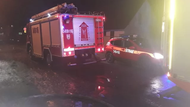Tczew - Pożar i wybuch w Radostowie. Świadkowie uratowali 87-latka - "Wspaniała postawa, godna do naśladowania"